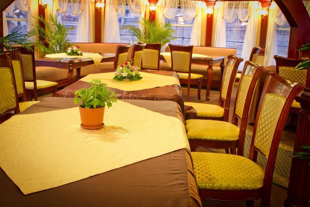 Bogdan Khmelnytskyi Hotel Kijev Kültér fotó