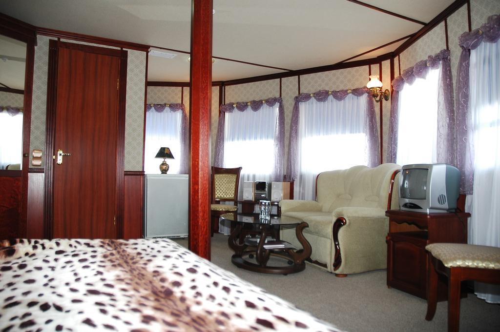 Bogdan Khmelnytskyi Hotel Kijev Kültér fotó