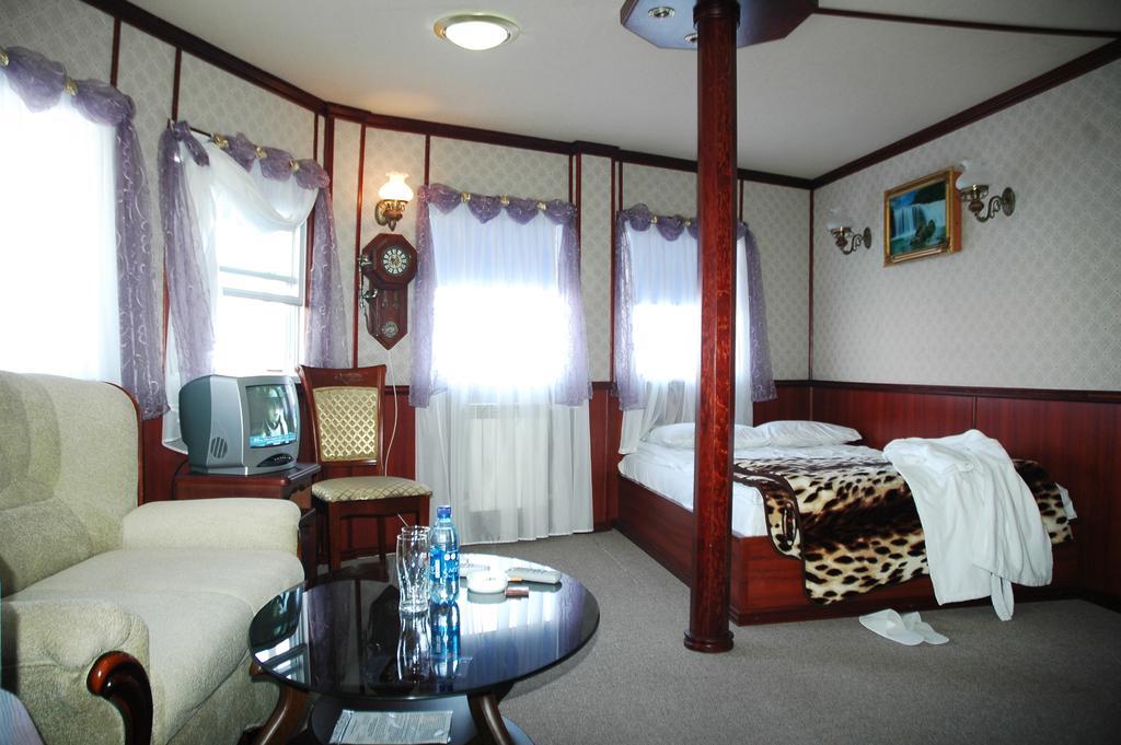 Bogdan Khmelnytskyi Hotel Kijev Kültér fotó