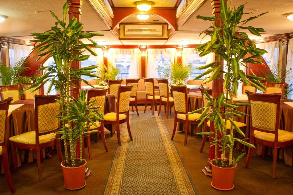 Bogdan Khmelnytskyi Hotel Kijev Kültér fotó