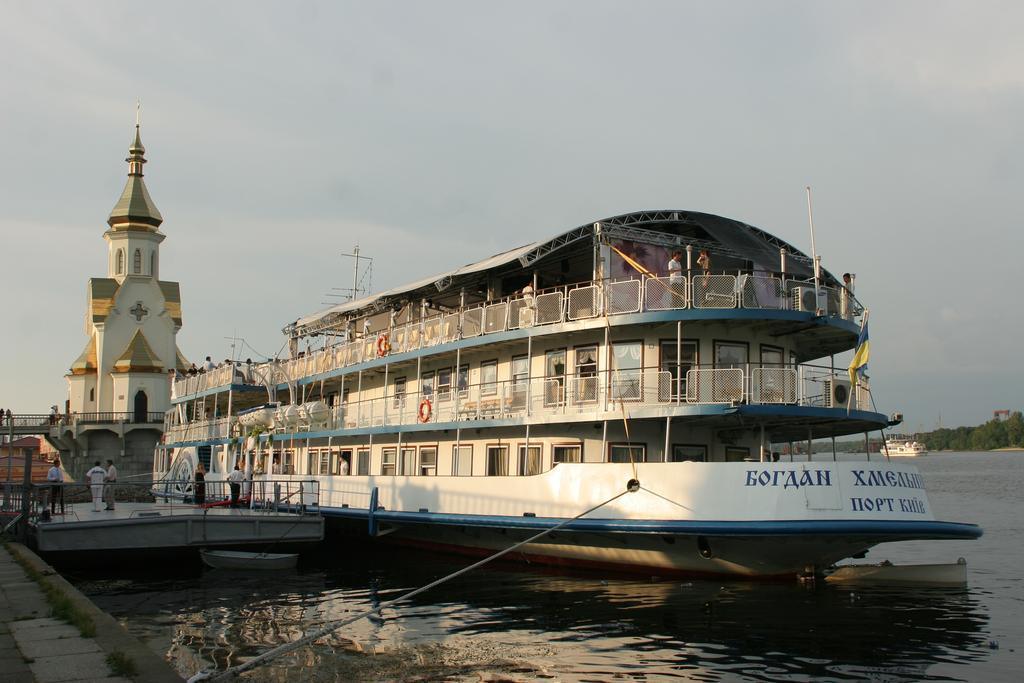 Bogdan Khmelnytskyi Hotel Kijev Kültér fotó