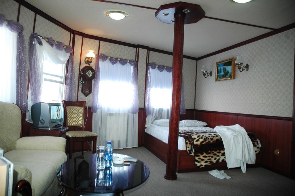 Bogdan Khmelnytskyi Hotel Kijev Kültér fotó