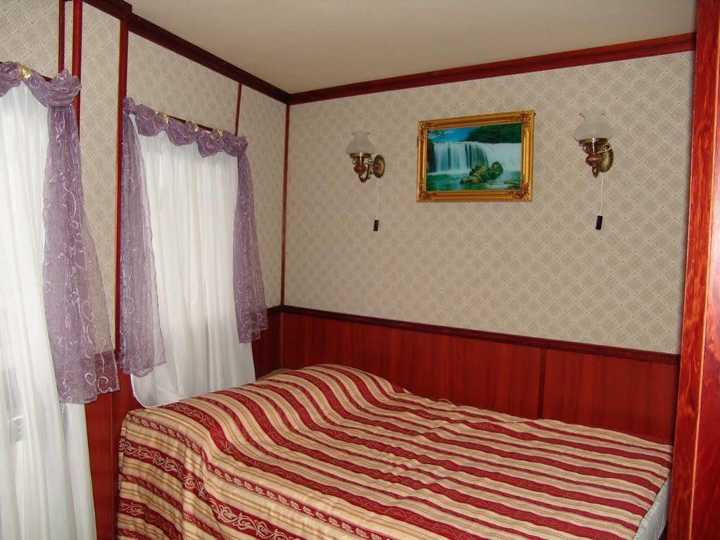 Bogdan Khmelnytskyi Hotel Kijev Kültér fotó