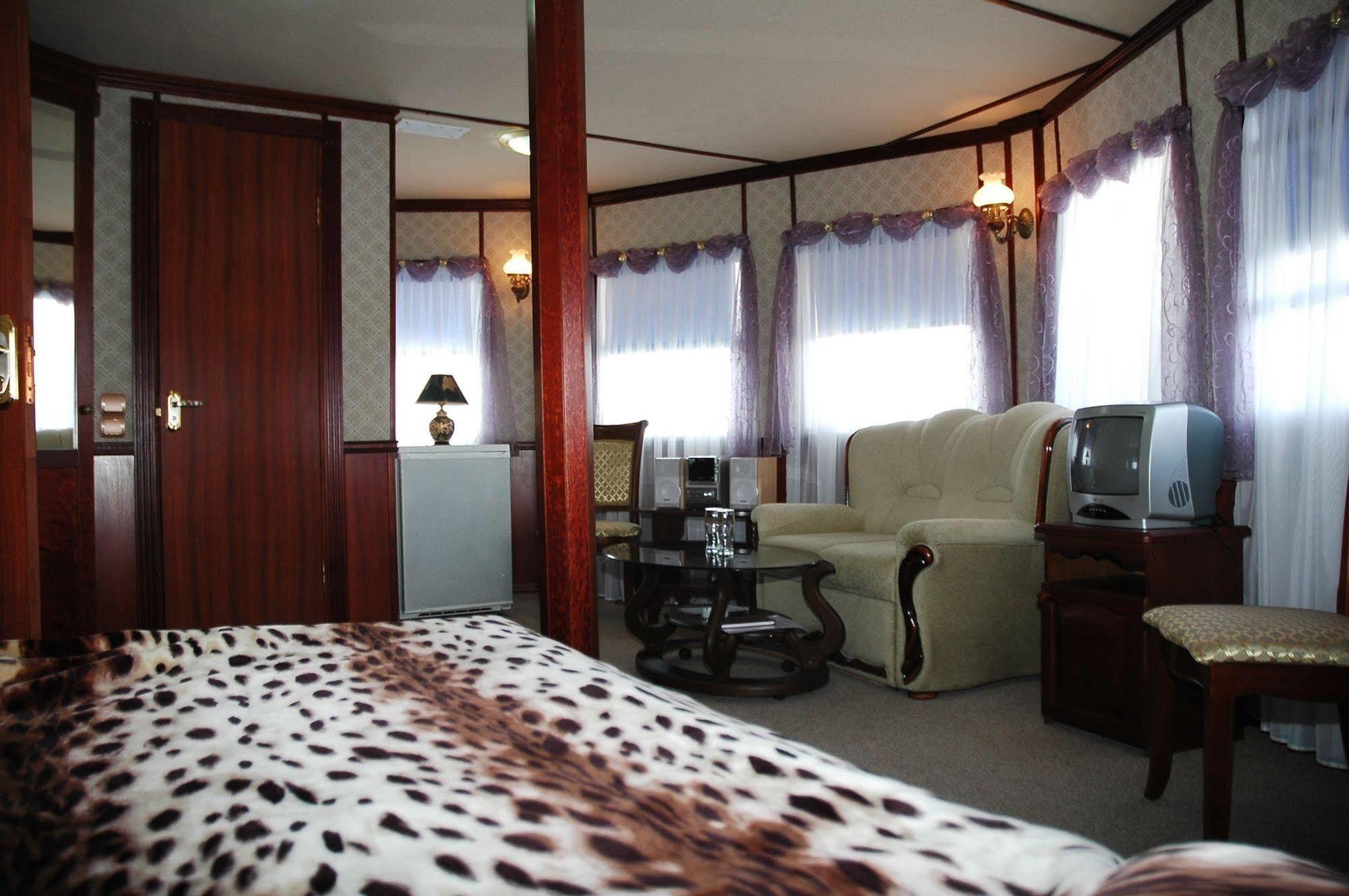 Bogdan Khmelnytskyi Hotel Kijev Kültér fotó