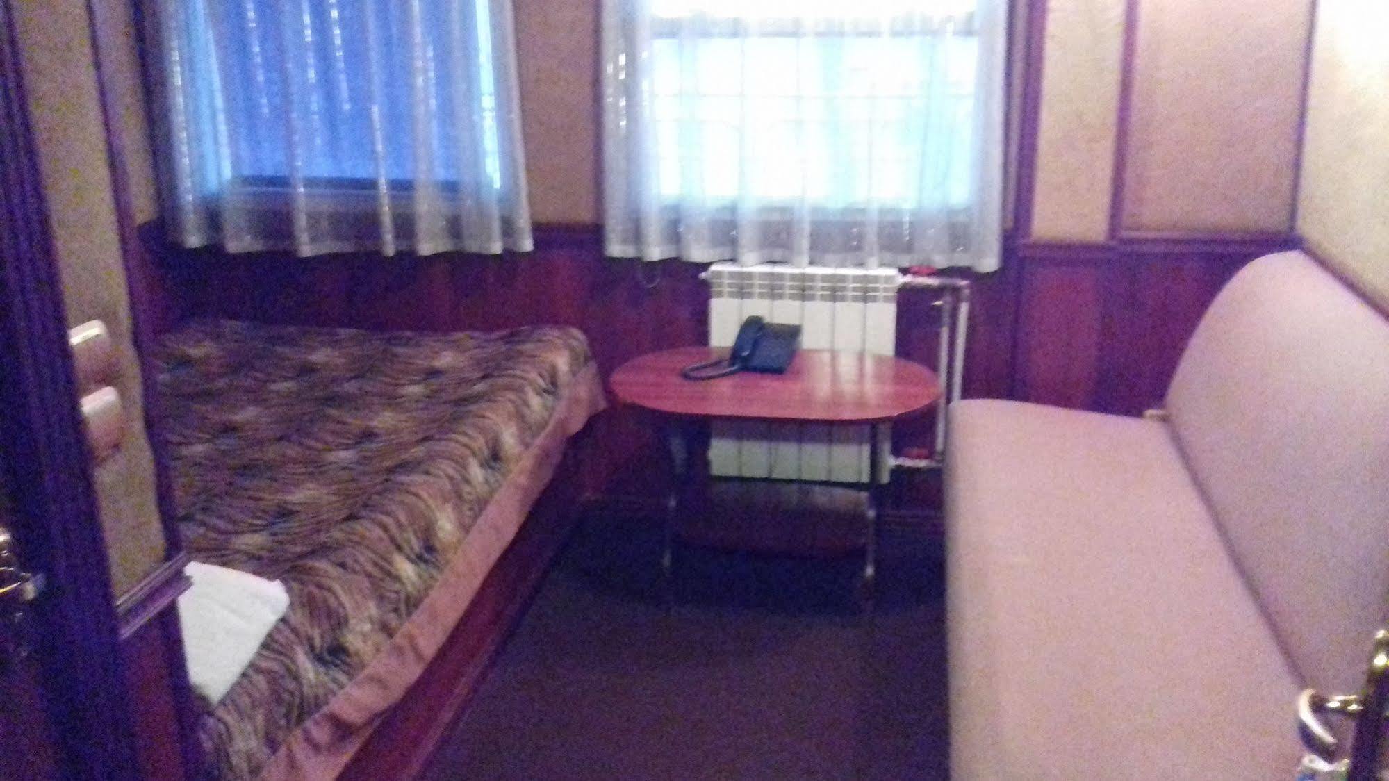 Bogdan Khmelnytskyi Hotel Kijev Kültér fotó