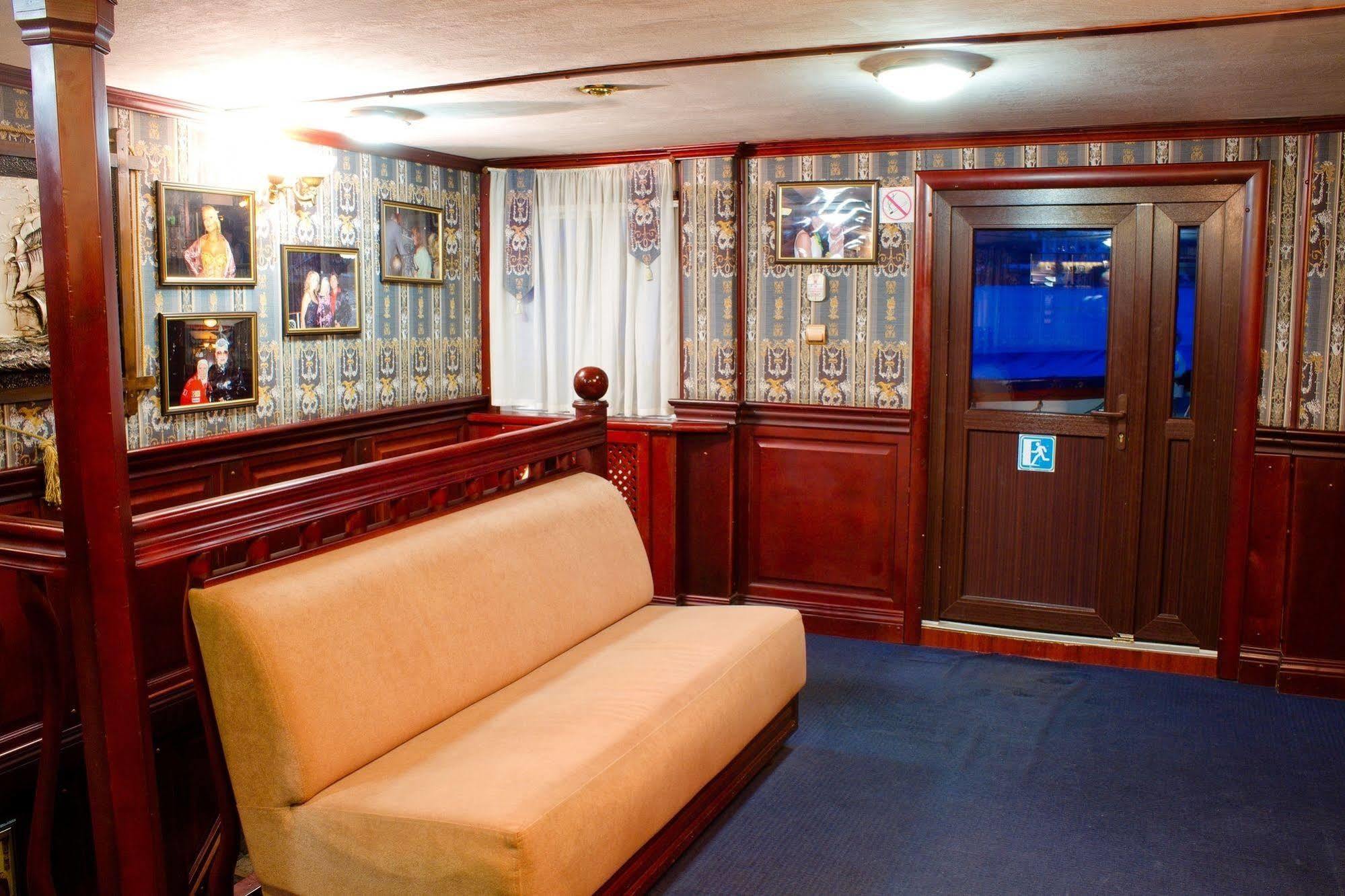 Bogdan Khmelnytskyi Hotel Kijev Kültér fotó