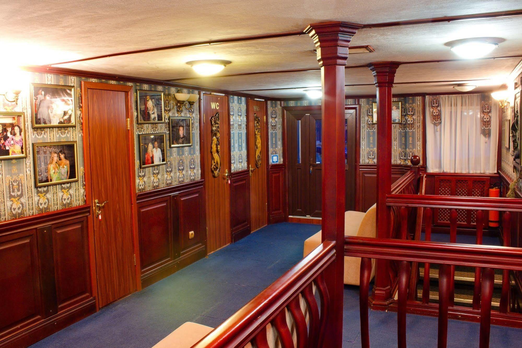 Bogdan Khmelnytskyi Hotel Kijev Kültér fotó