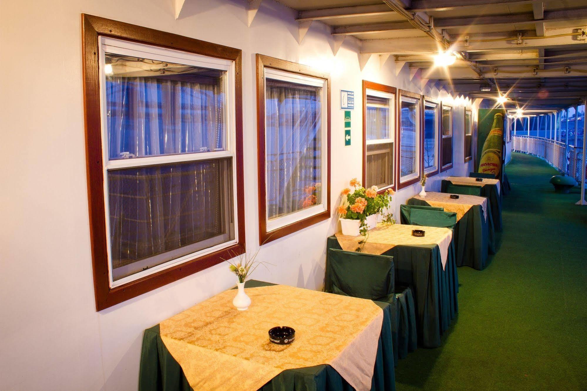 Bogdan Khmelnytskyi Hotel Kijev Kültér fotó