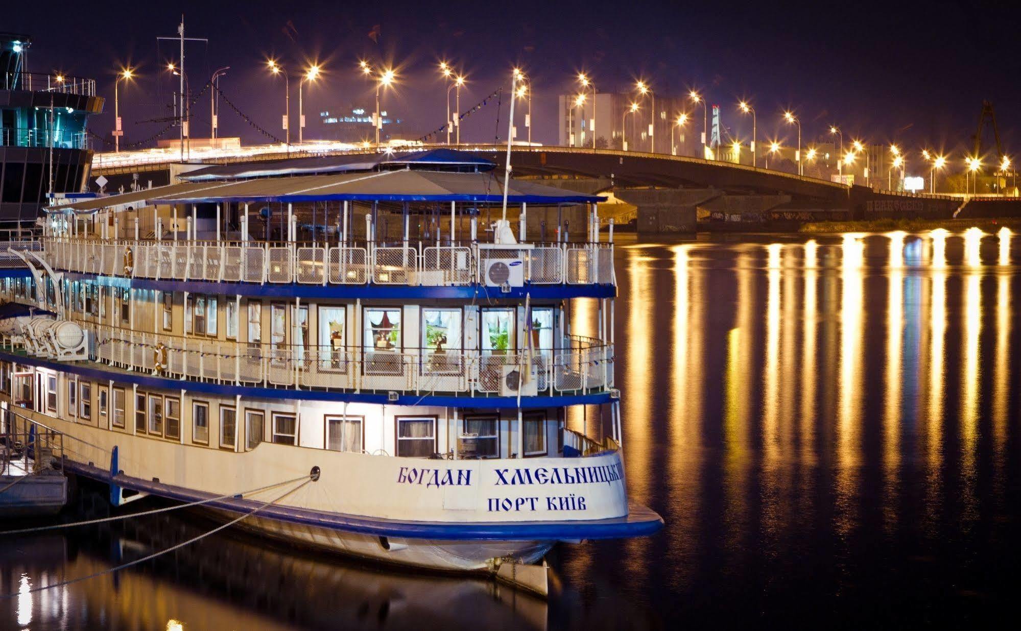 Bogdan Khmelnytskyi Hotel Kijev Kültér fotó