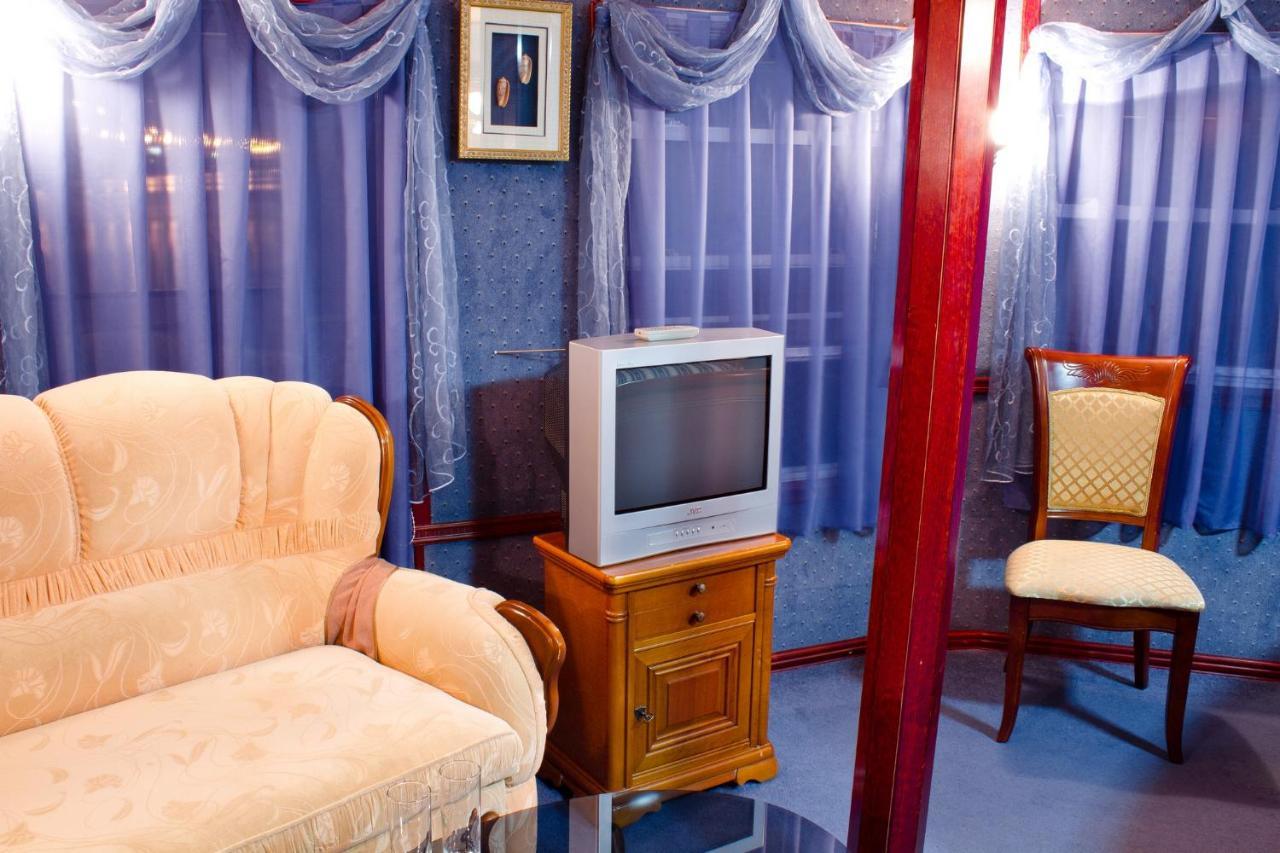 Bogdan Khmelnytskyi Hotel Kijev Kültér fotó