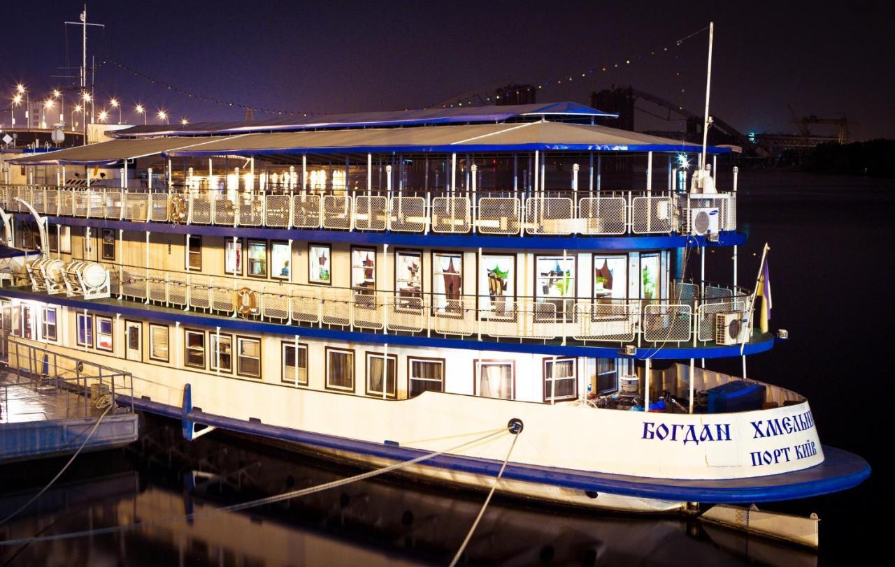 Bogdan Khmelnytskyi Hotel Kijev Kültér fotó